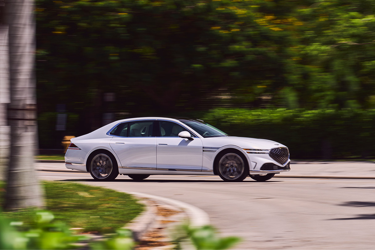 제네시스 G90의 주행 모습