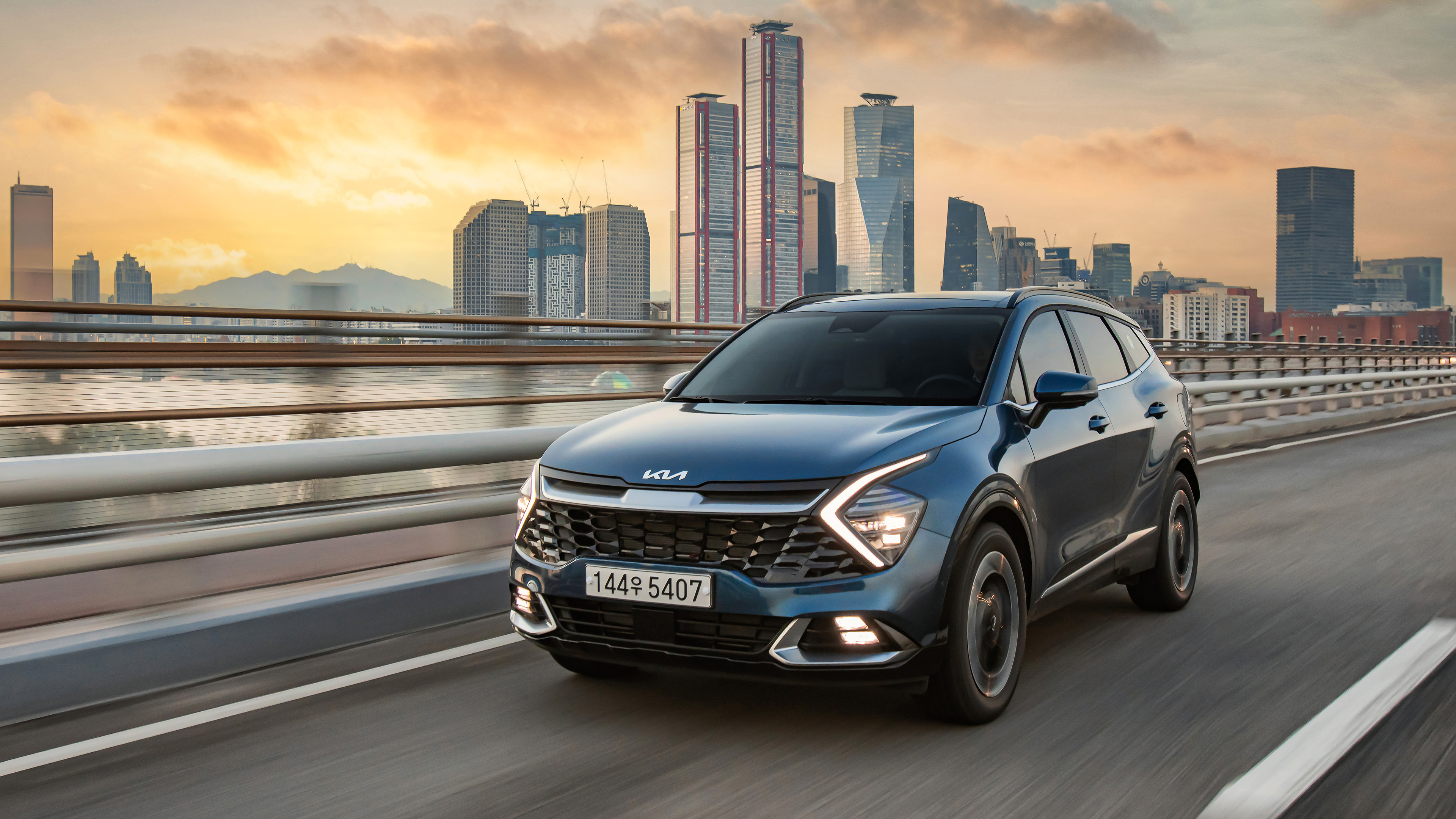 도심을 달리고 있는 스포티지 LPi의 모습 이미지