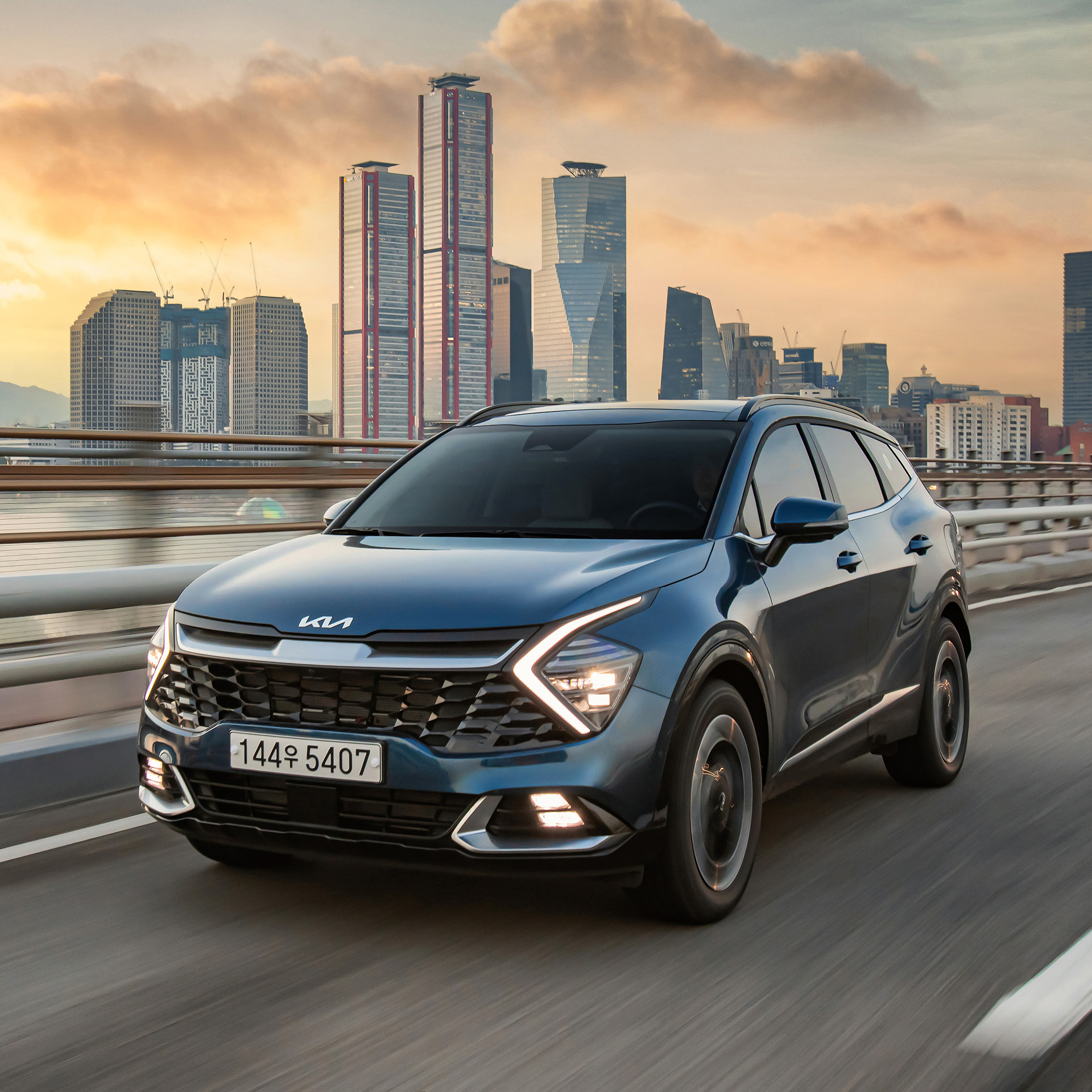 도심을 달리고 있는 스포티지 LPi의 모습 이미지