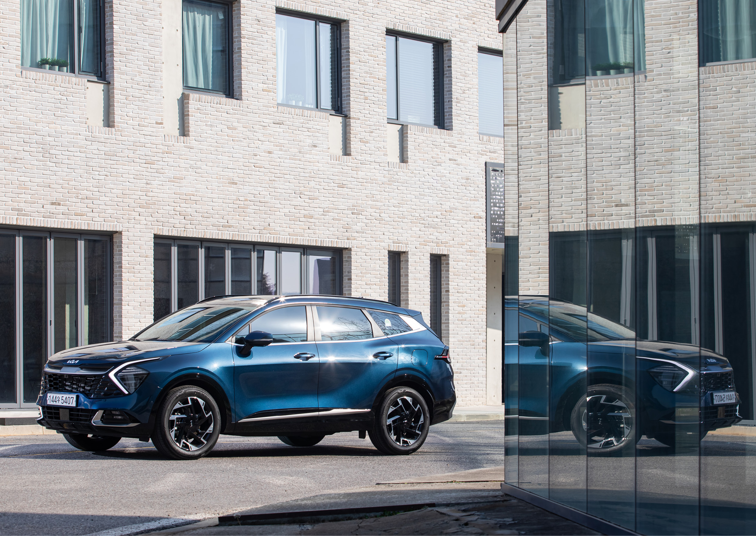 도심 건물 사이에 있는 스포티지 LPi 모습 이미지