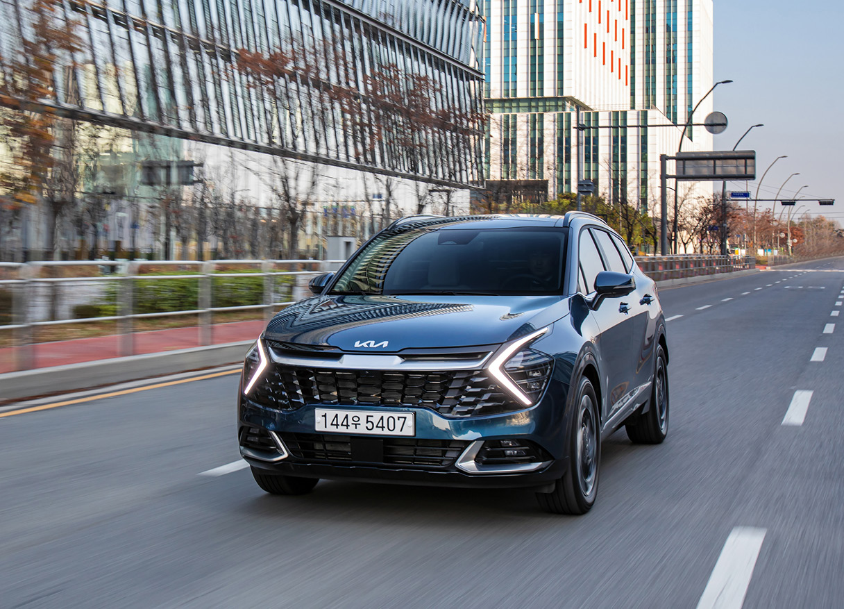 도심을 주행하는 스포티지 LPi의 앞모습 이미지