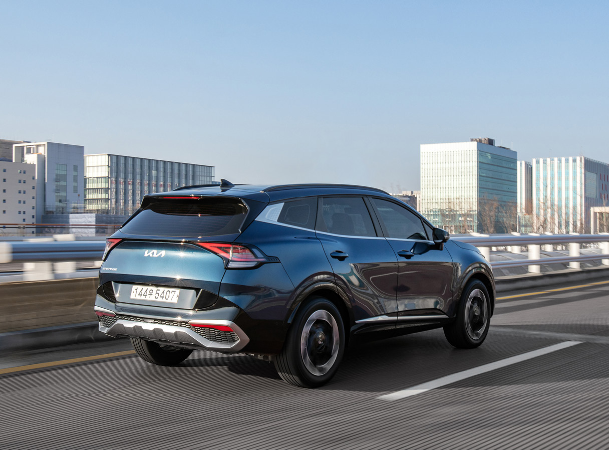 시원하게 질주하는 스포티지 LPi의 뒷모습 이미지