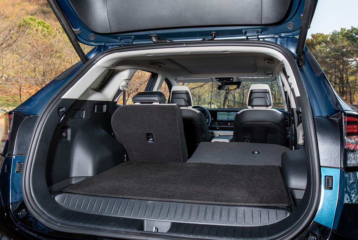 2열 우측 시트를 폴딩한 스포티지 LPi의 트렁크 모습 이미지