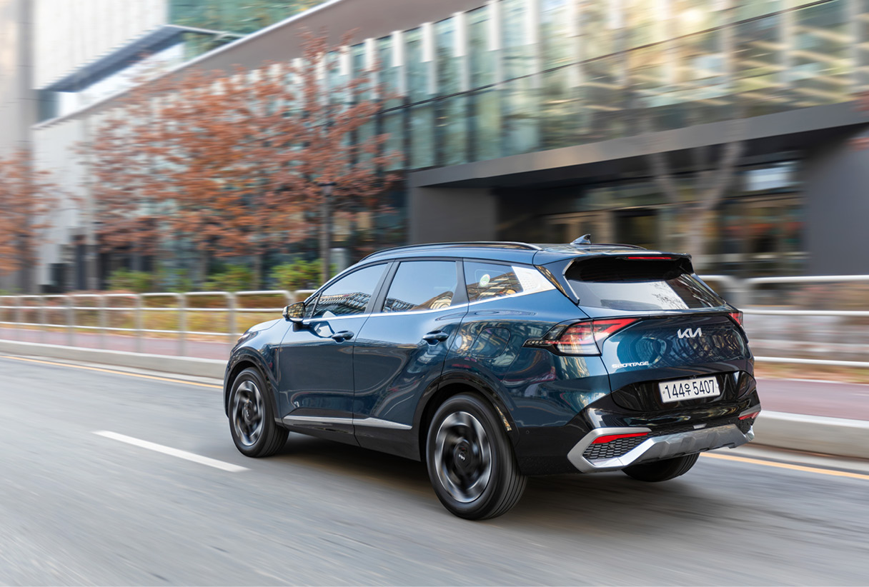 도심을 주행하는 스포티지 LPi의 후측면 모습 이미지