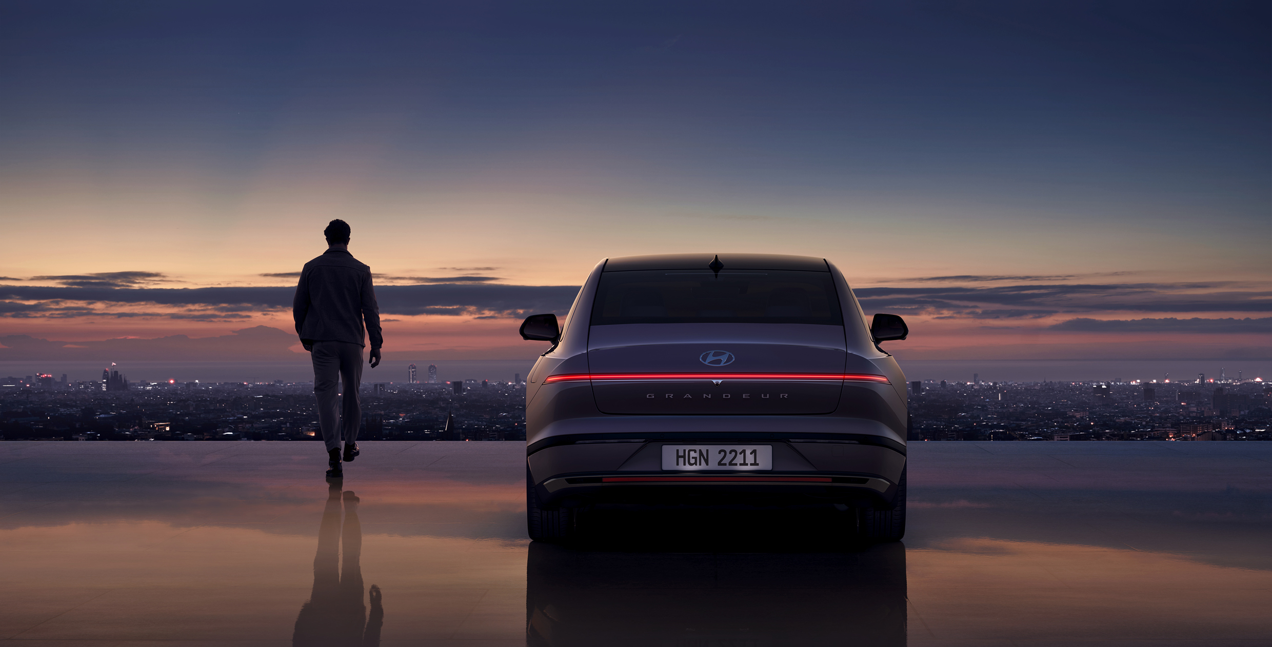 남자 모델과 그랜저 후면 이미지