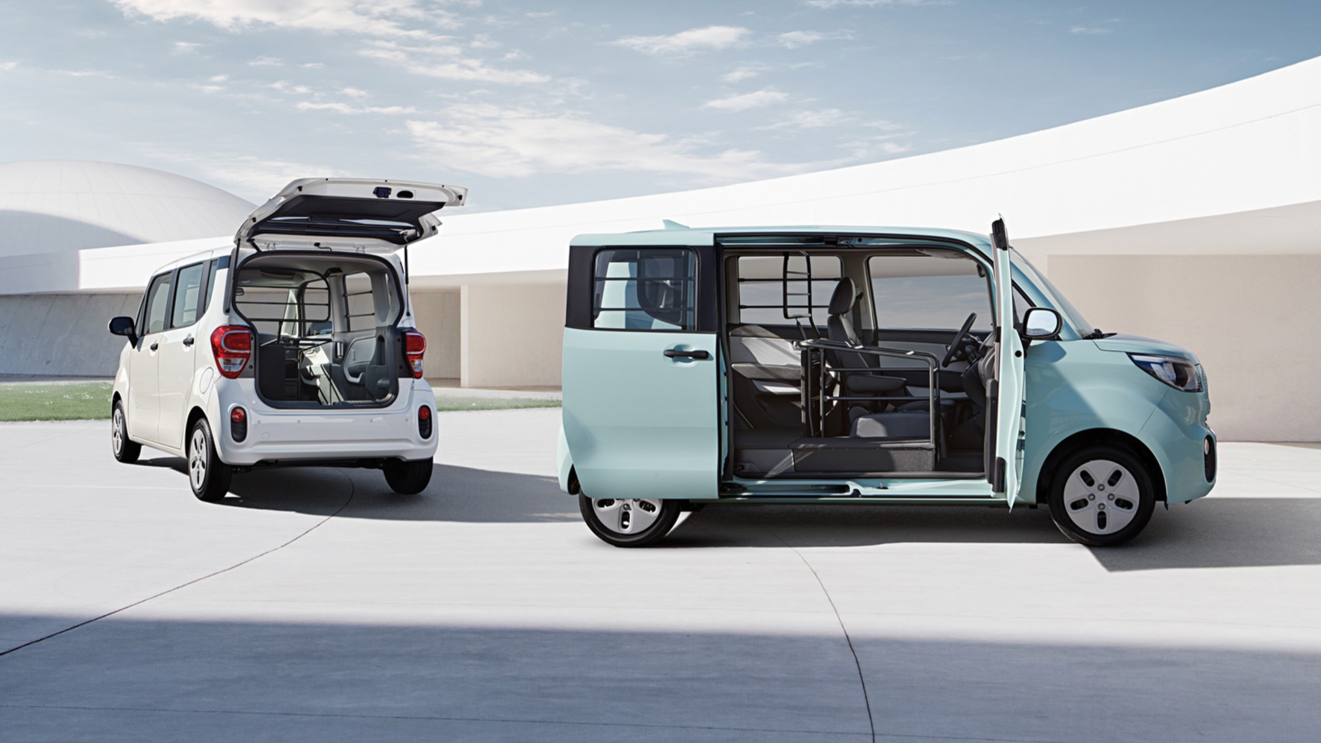 레이 1인승 밴의 도어를 오픈한 모습 이미지