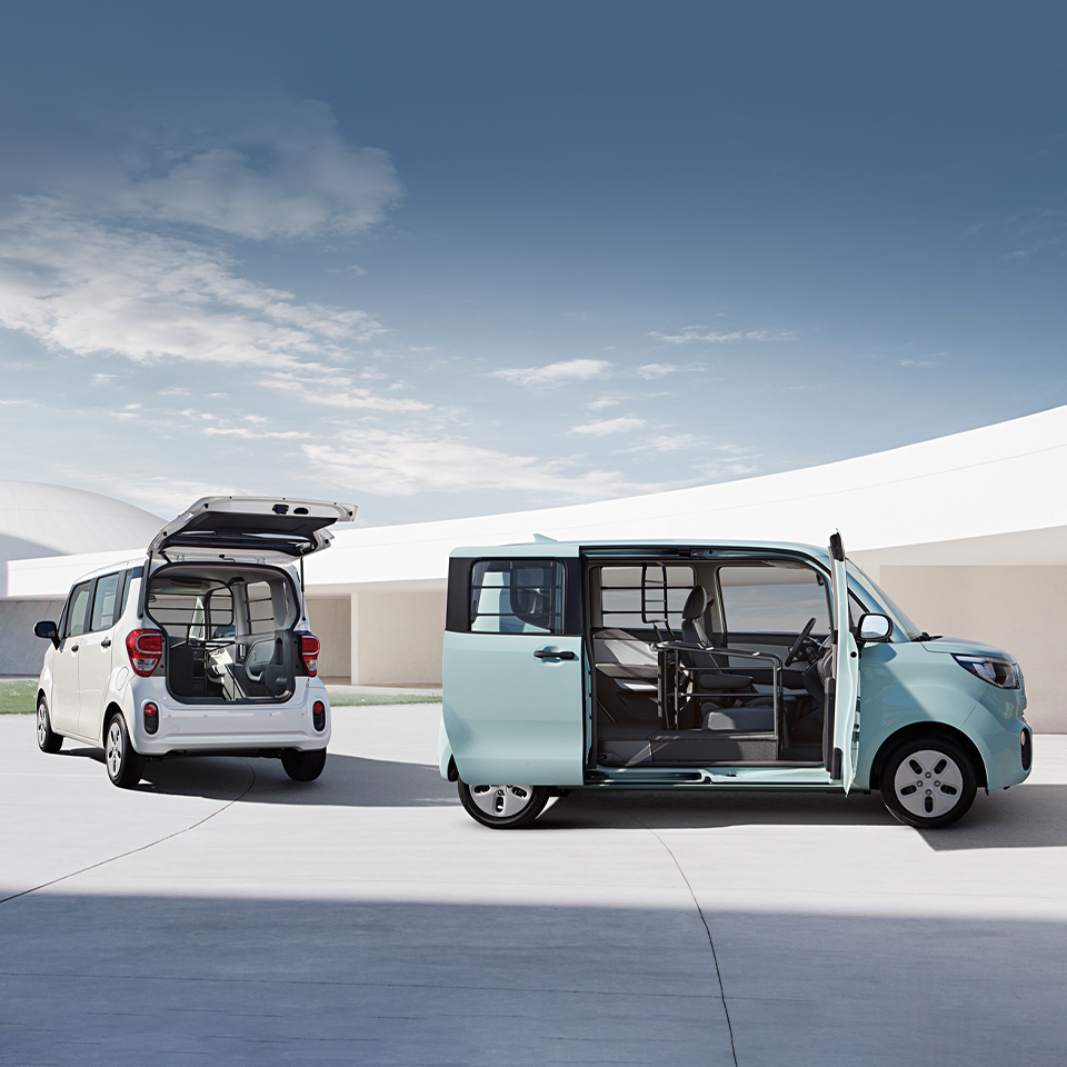 레이 1인승 밴의 도어를 오픈한 모습 이미지