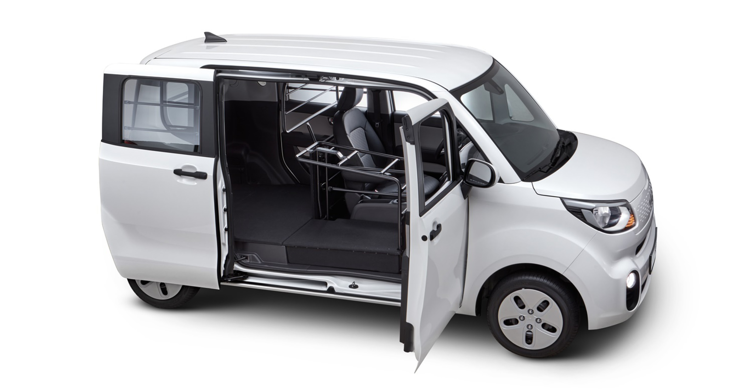 레이 1인승 밴의 조수석과 슬라이딩 도어를 오픈한 모습 이미지