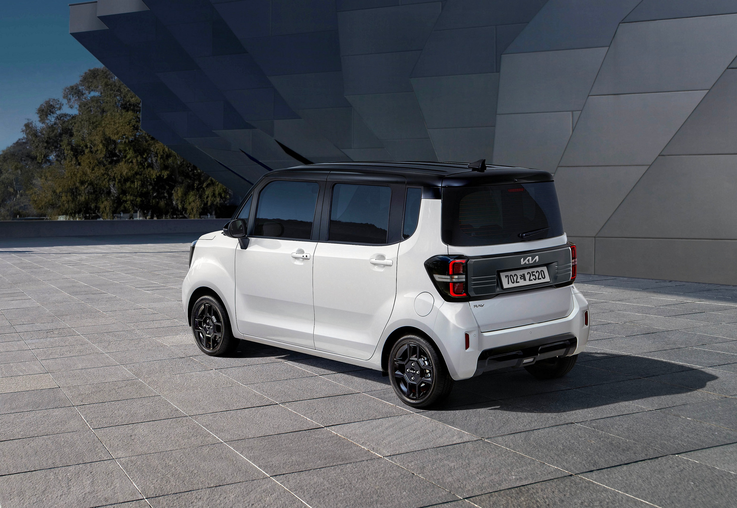 더 뉴 기아 레이 그래비티의 후측면 모습 이미지