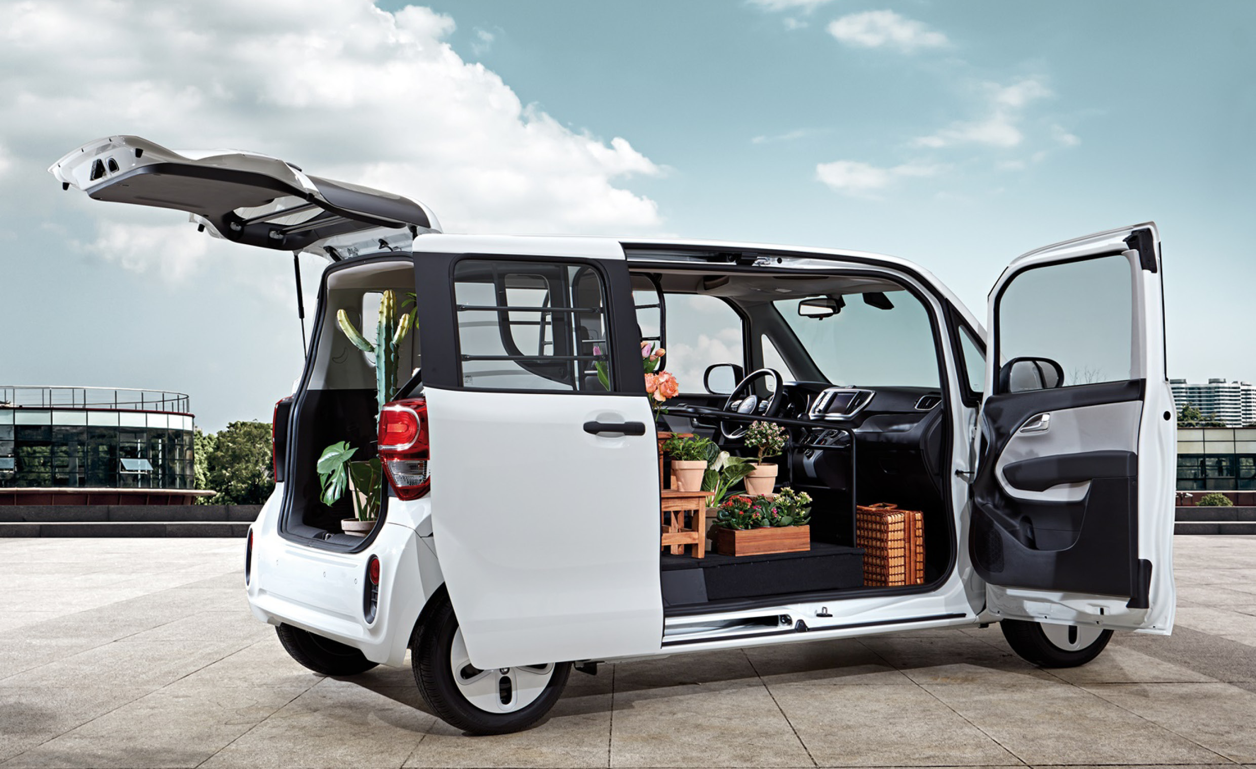 기아 레이 1인승 밴의 공간에 식물을 실은 모습 이미지