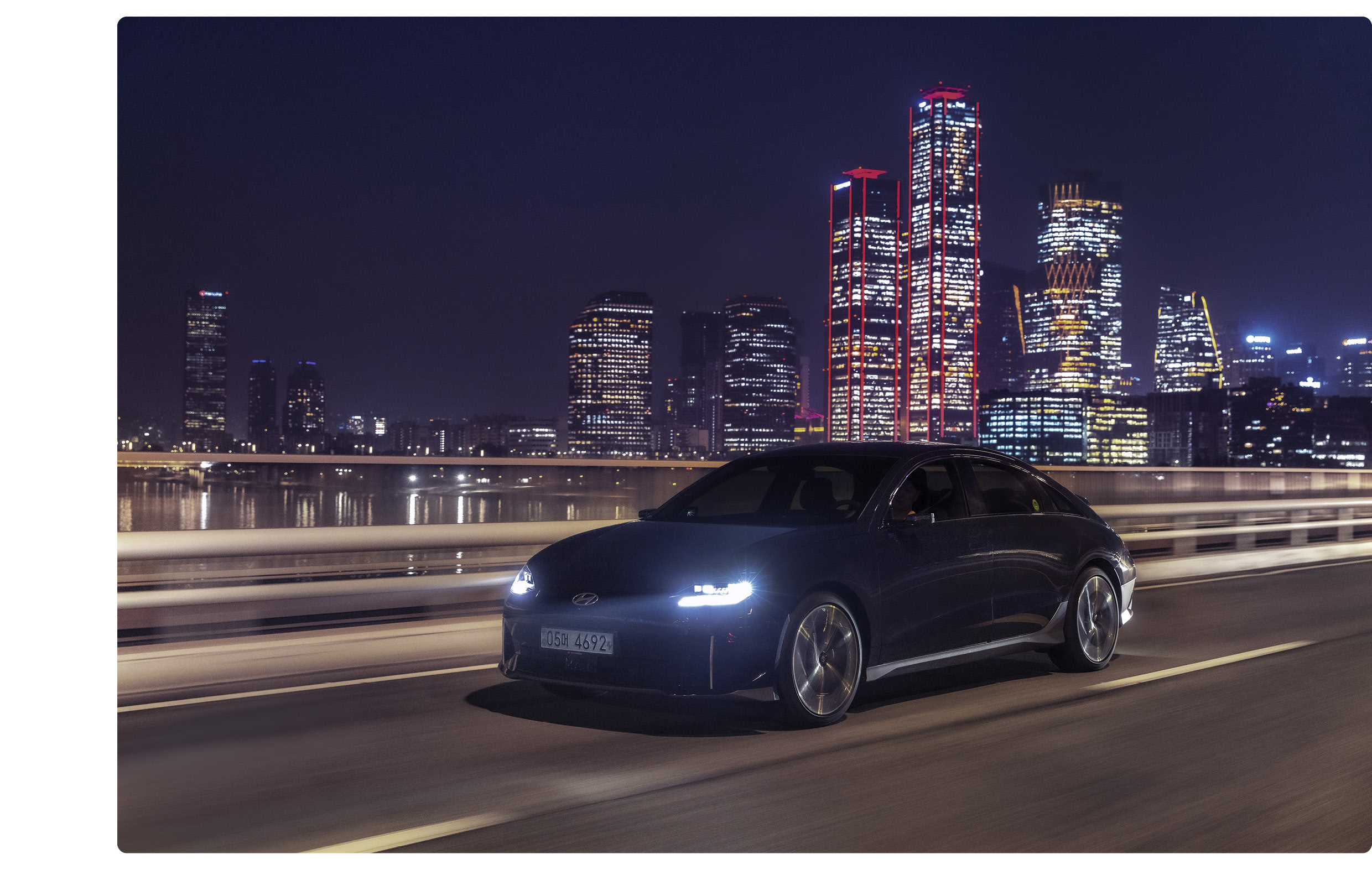 아이오닉 6가 한강 다리를 건너는 모습