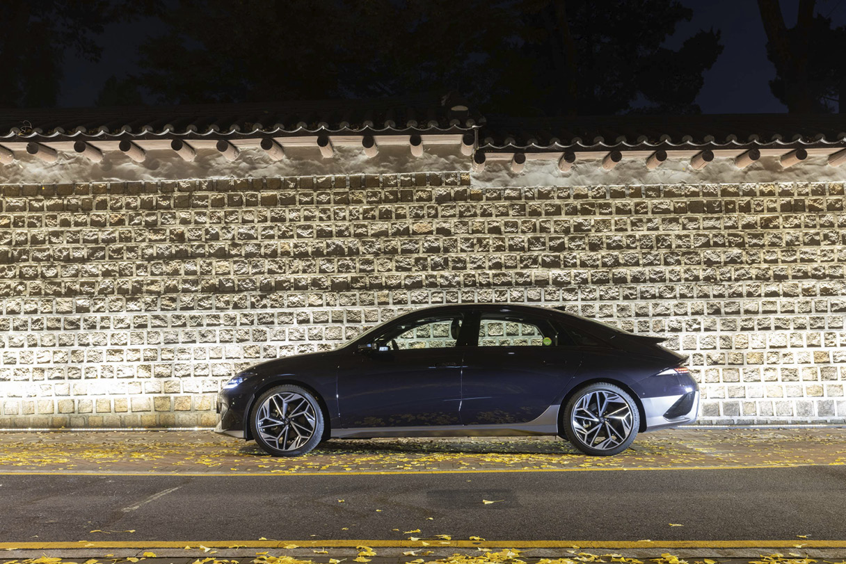 아이오닉 6가 덕수궁 돌담길에 세워진 모습