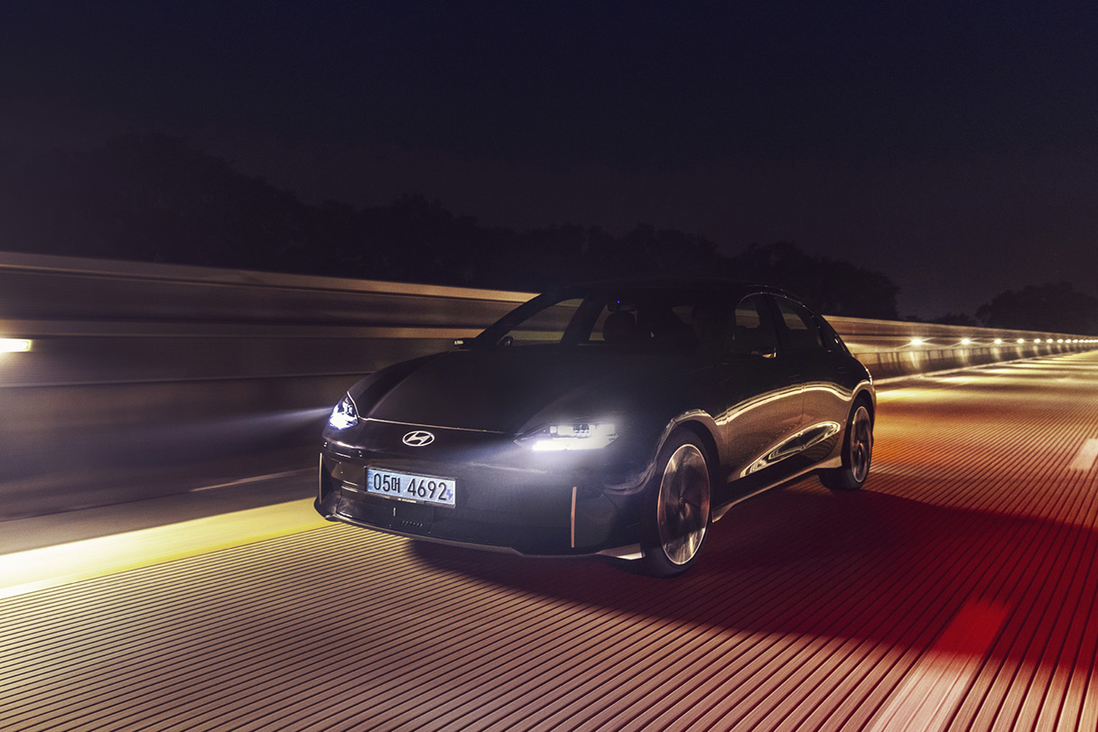 아이오닉 6가 어두운 밤길을 주행하는 모습