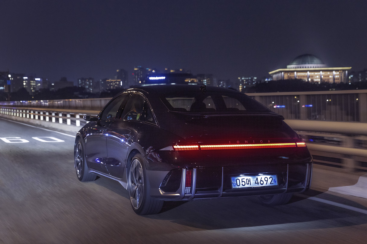 아이오닉 6가 한강 다리를 건너는 모습