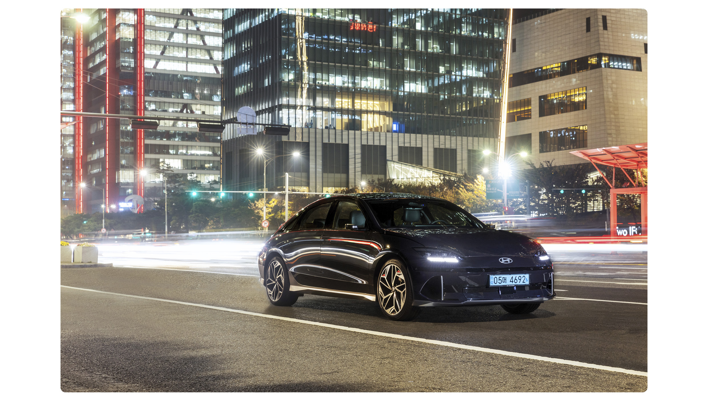 여의도 빌딩숲과 아이오닉 6