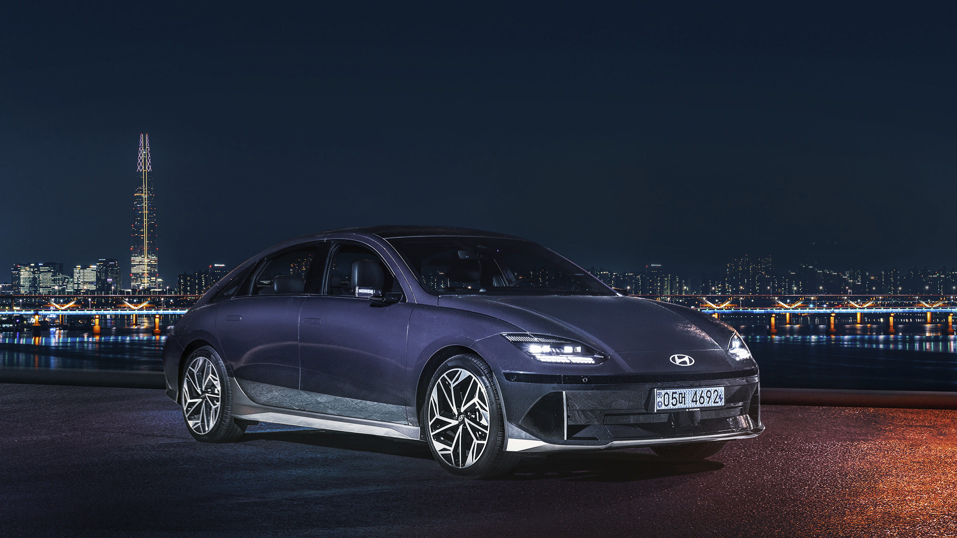 아이오닉 6가 한강변에 주차된 모습