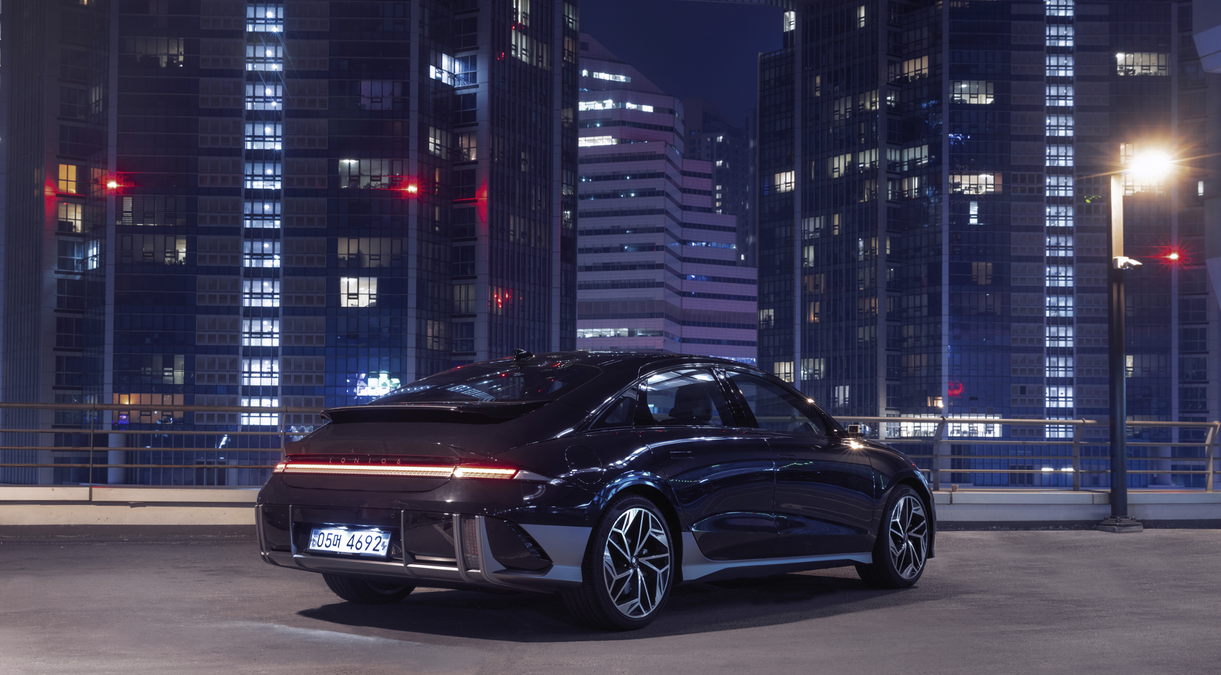 아이오닉 6가 서울의 빌딩 숲에 정차한 모습