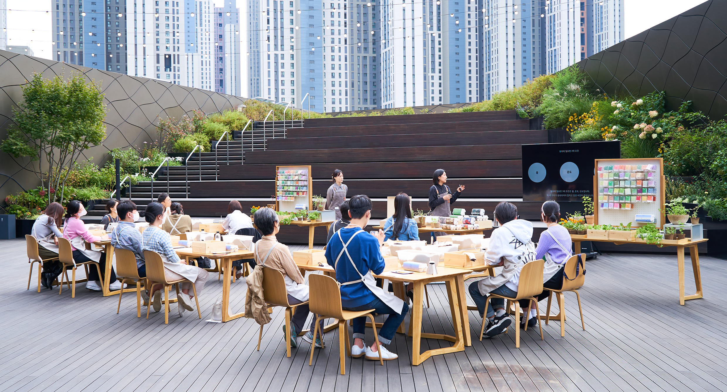 홈퍼니싱 클래스를 듣고 있는 참가자들의 모습 이미지