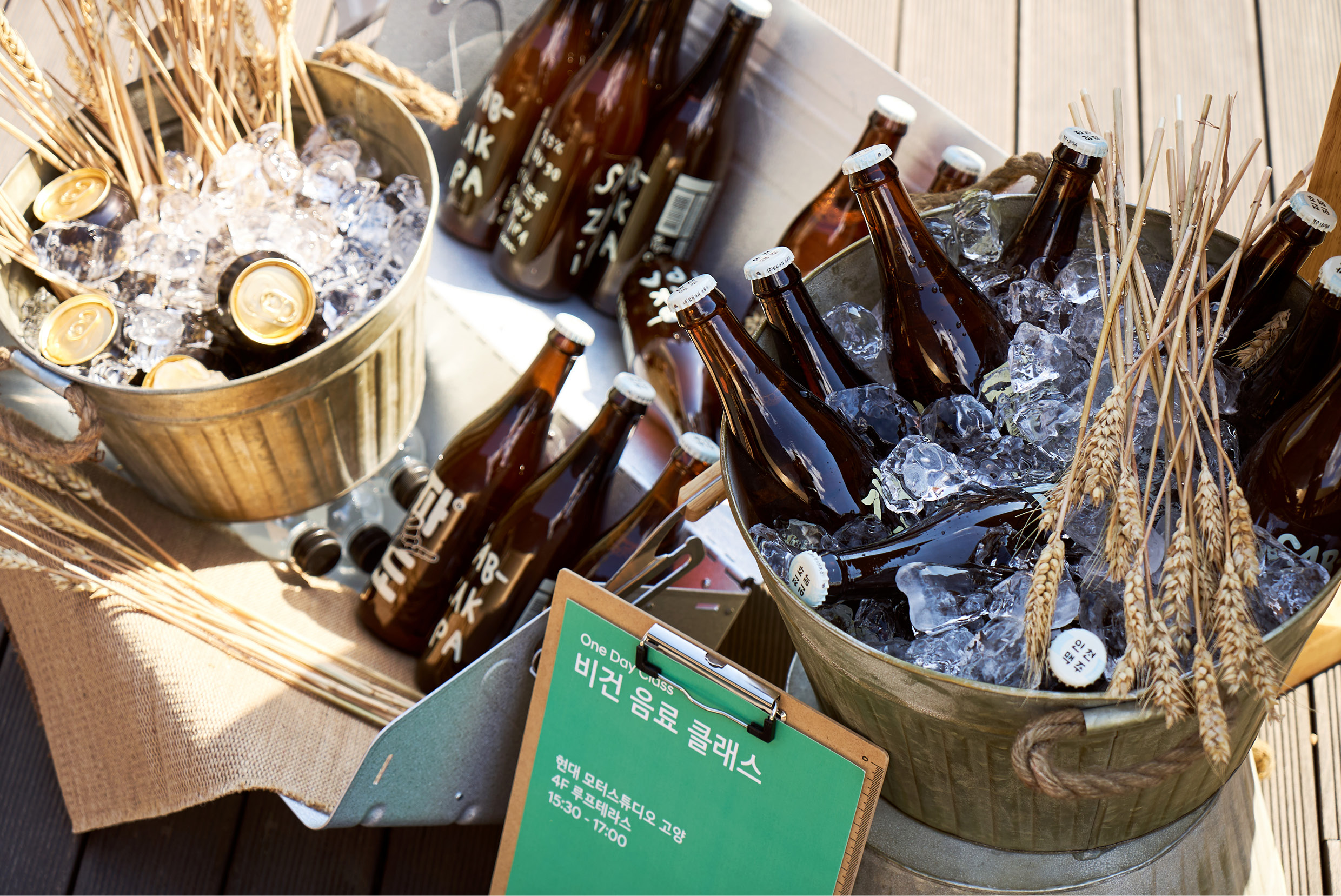 비건 음료들이 놓여 있는 모습 이미지