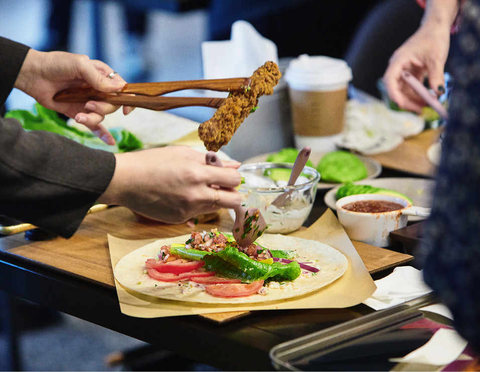 대체육을 활용해 비건 샐러드 랩을 만들고 있는 모습 이미지