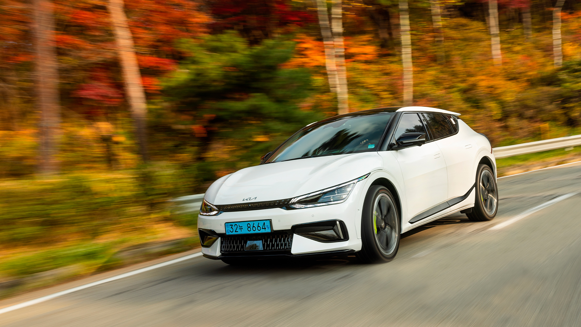 와인딩 코스를 달리고 있는 기아 EV6 GT의 모습 이미지