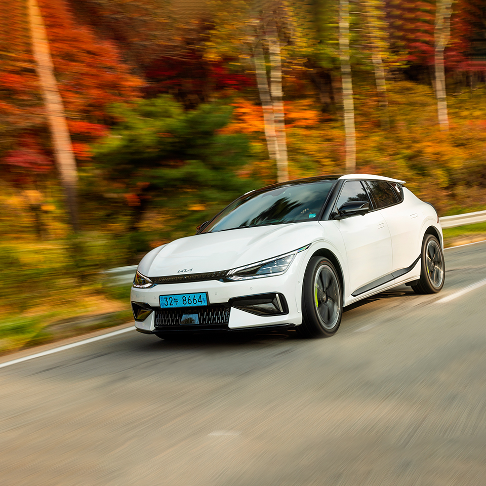 와인딩 코스를 달리고 있는 기아 EV6 GT의 모습 이미지