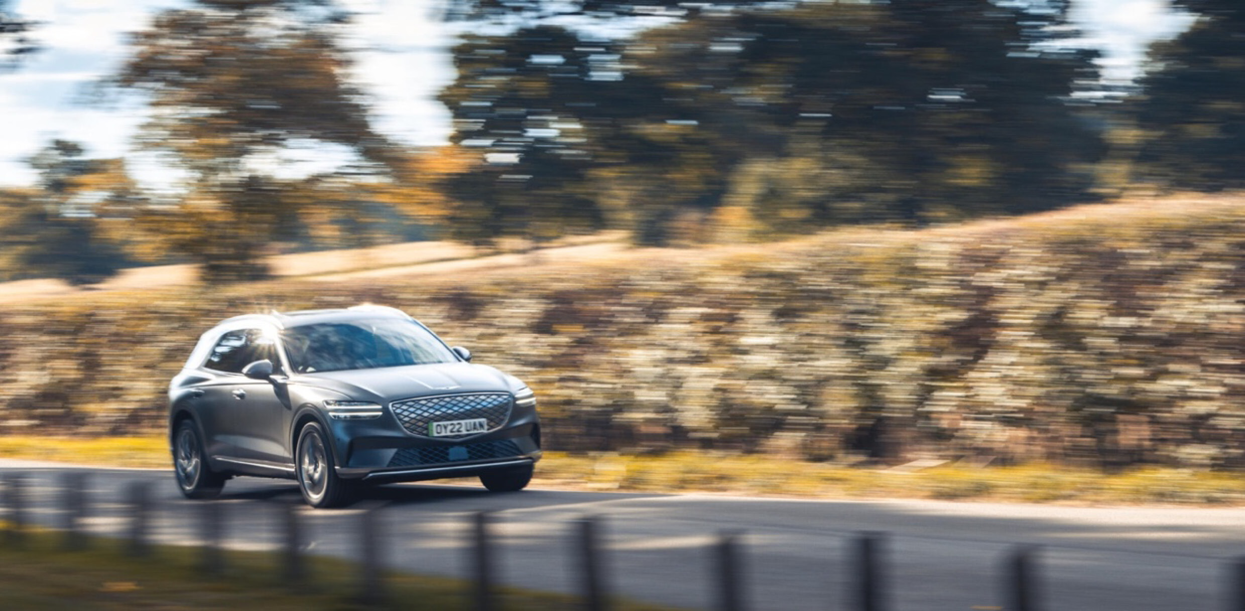 GV70 전동화모델이 유럽의 시골길을 질주하는 모습