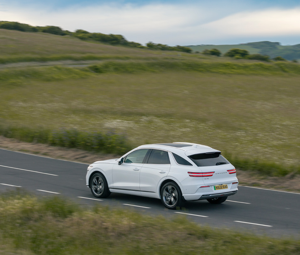 GV70 전동화모델이 유럽의 시골길을 질주하는 모습