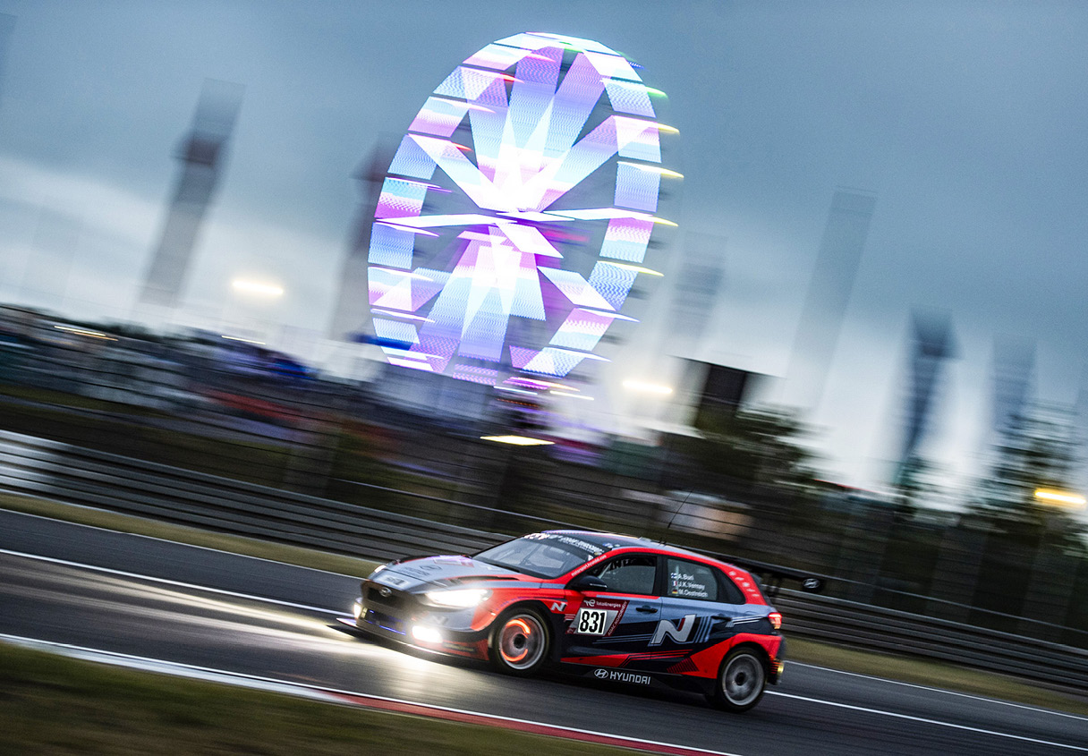 뉘르부르크링 24시 내구레이스에서 달리고 있는 현대자동차 i30 N TCR의 모습