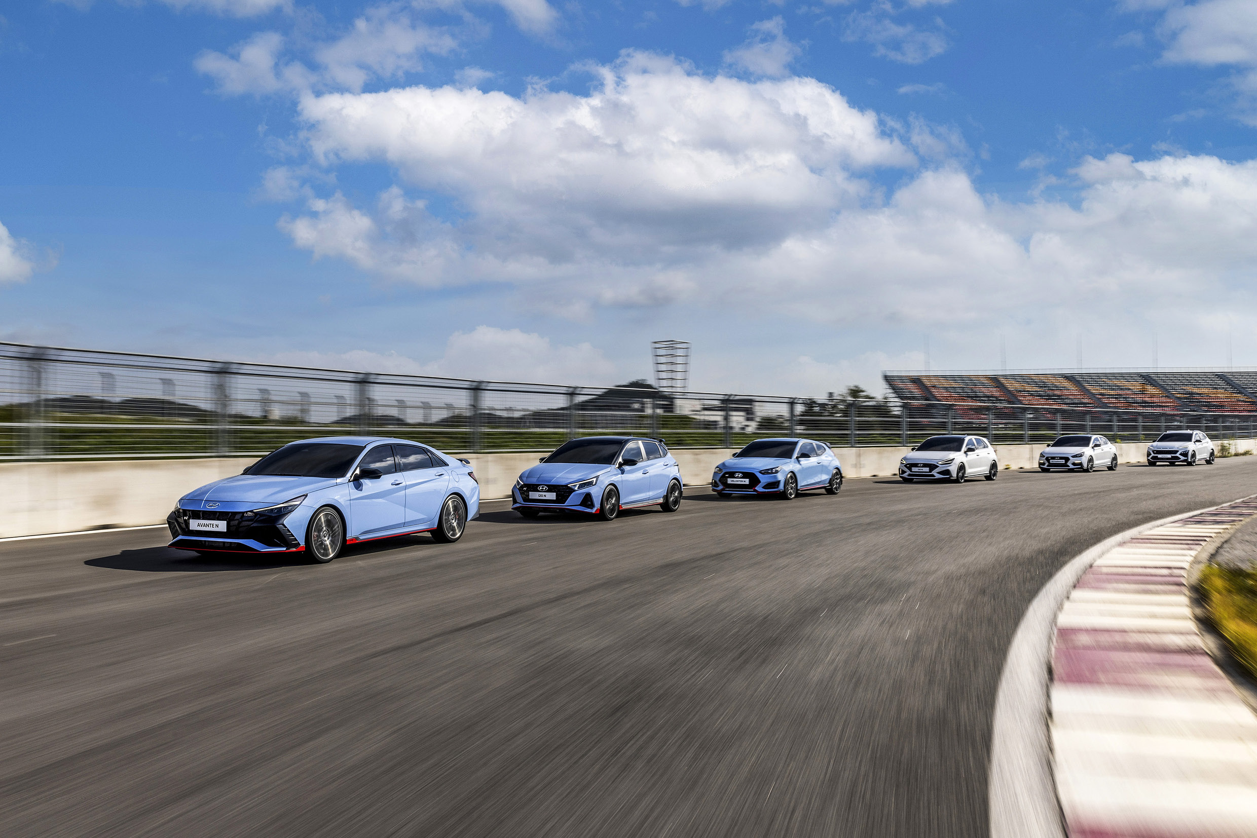 트랙 위를 질주하고 있는 현대자동차 N 모델들의 모습