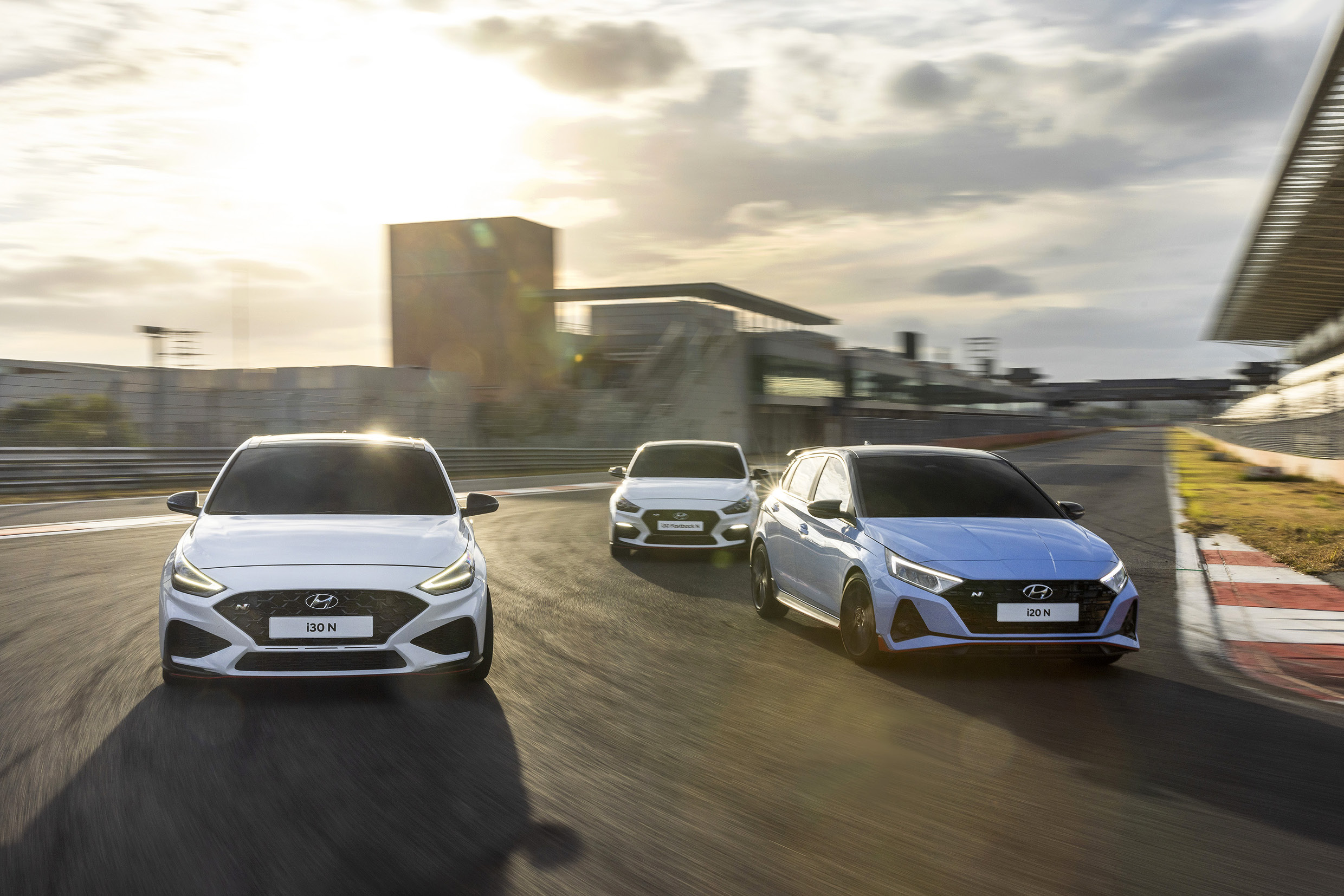 트랙 위를 질주하고 있는 현대자동차 N 모델들의 모습