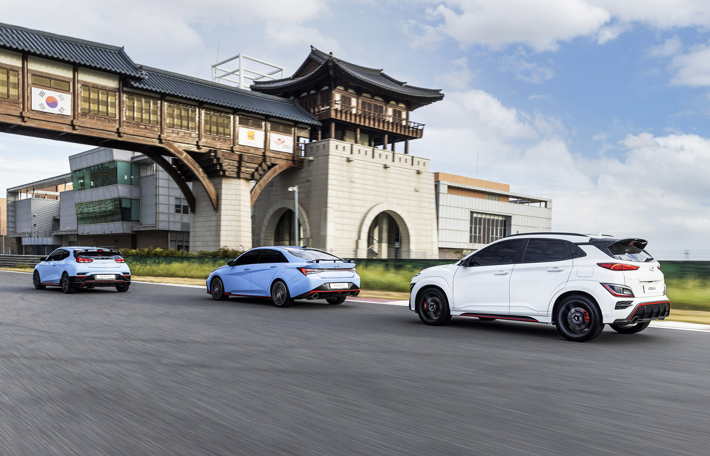 트랙 위를 질주하고 있는 현대자동차 N 모델들의 모습