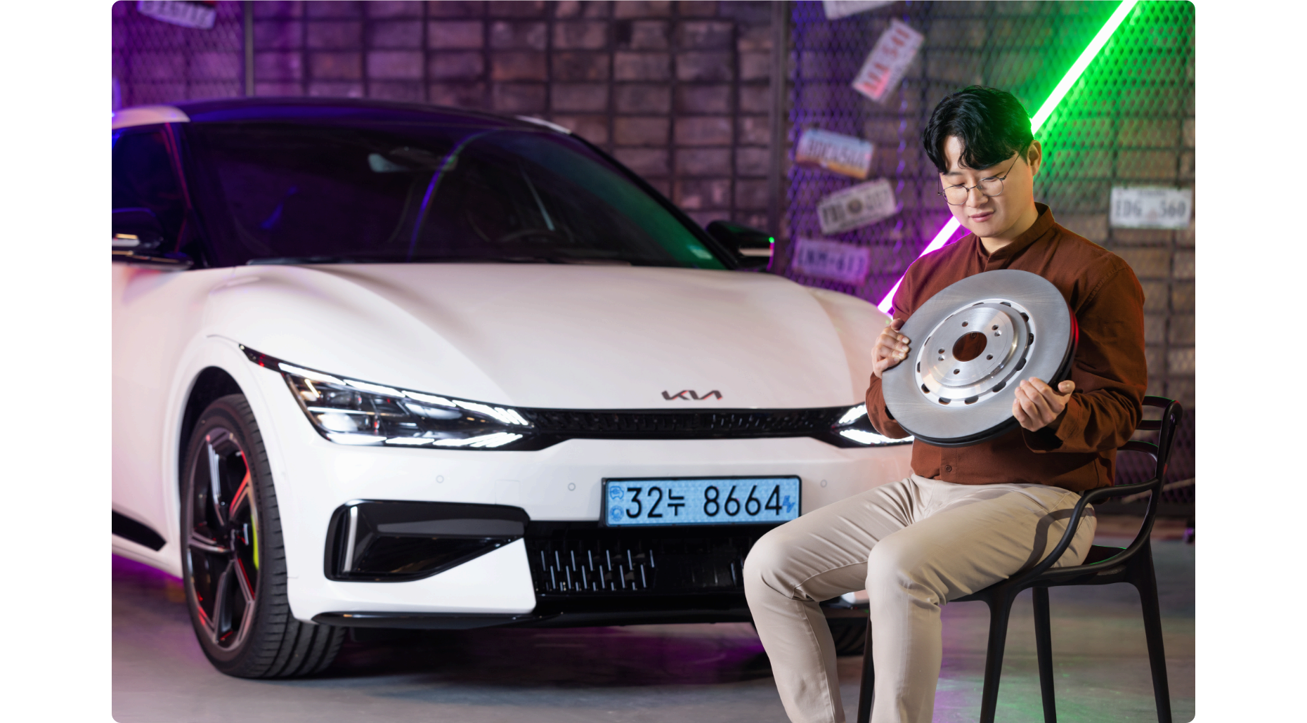 브레이크 디스크를 들고 있는 윤경호 연구원 모습 이미지