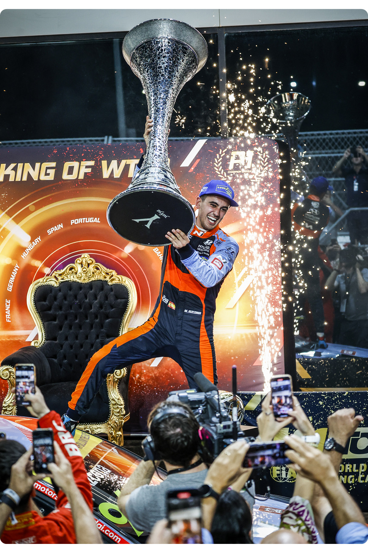 우승 트로피를 들고 있는 미켈 아즈코나 선수