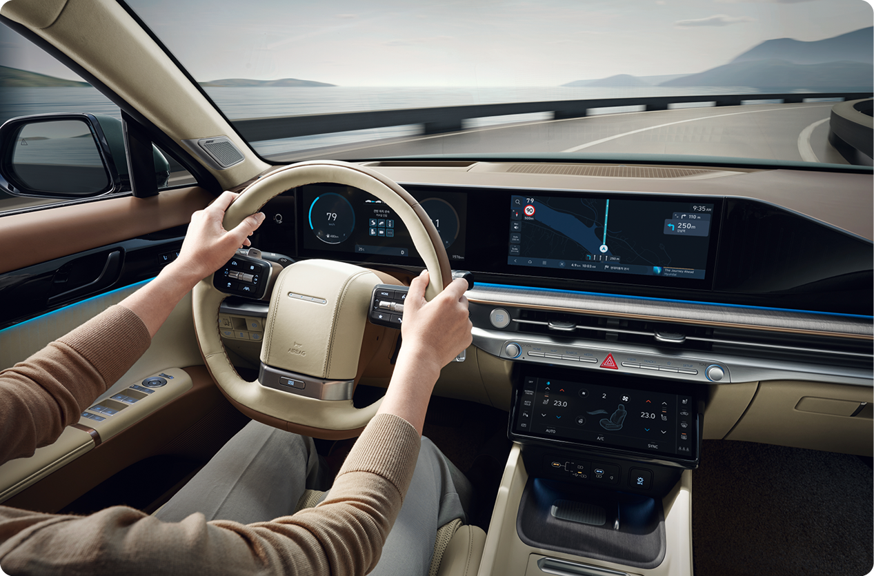 신형 그랜저를 운전하는 모습