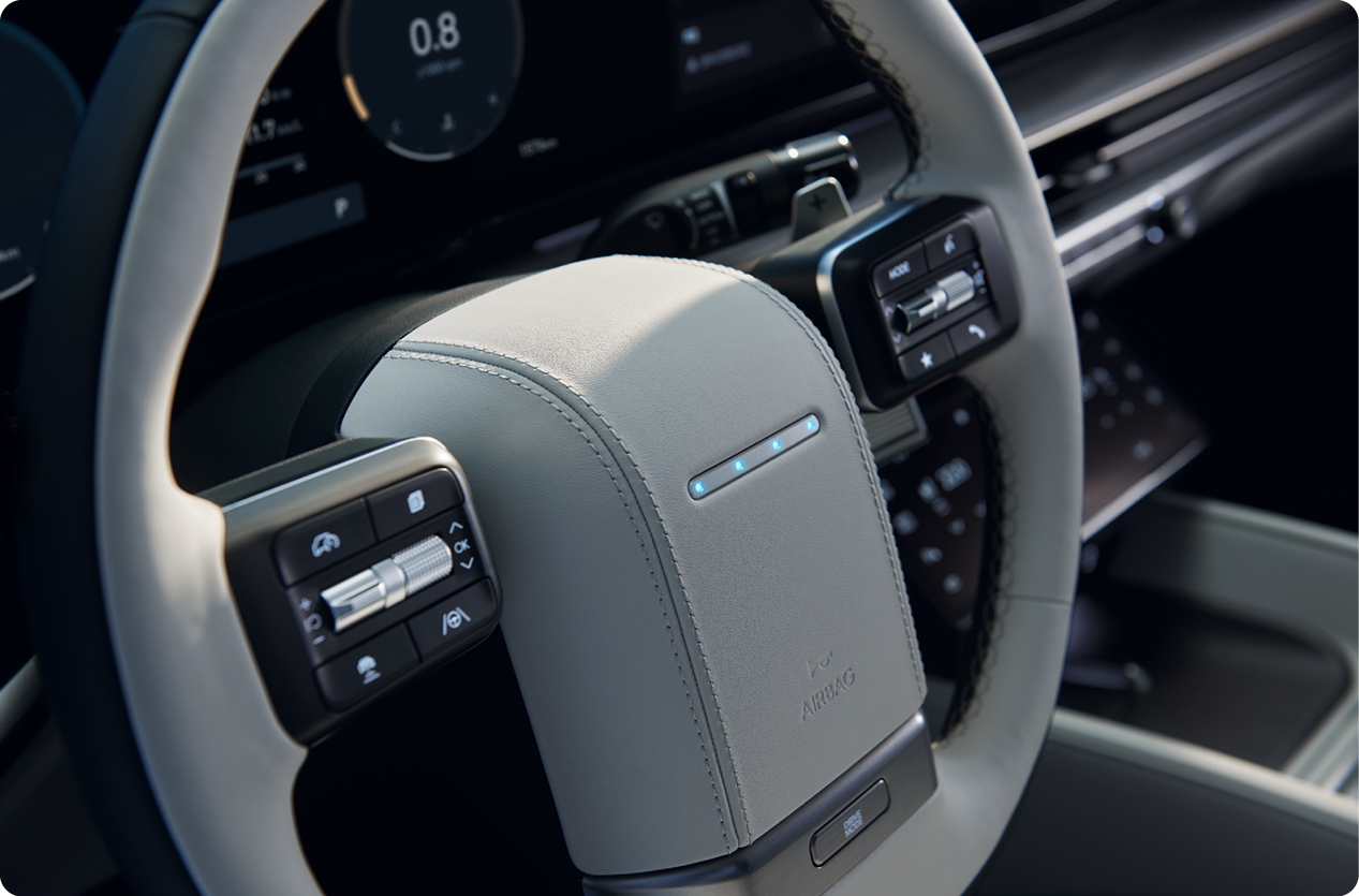 스티어링 휠 중심에 적용된 4개의 LED 조명은 차량 상태에 따라 점등해 운전자와 교감한다  신형 그랜저의 스티어링 휠