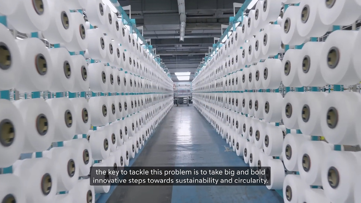 바다에서 수거한 폐기불로 만든 에코닐 나일론 원사 이미지