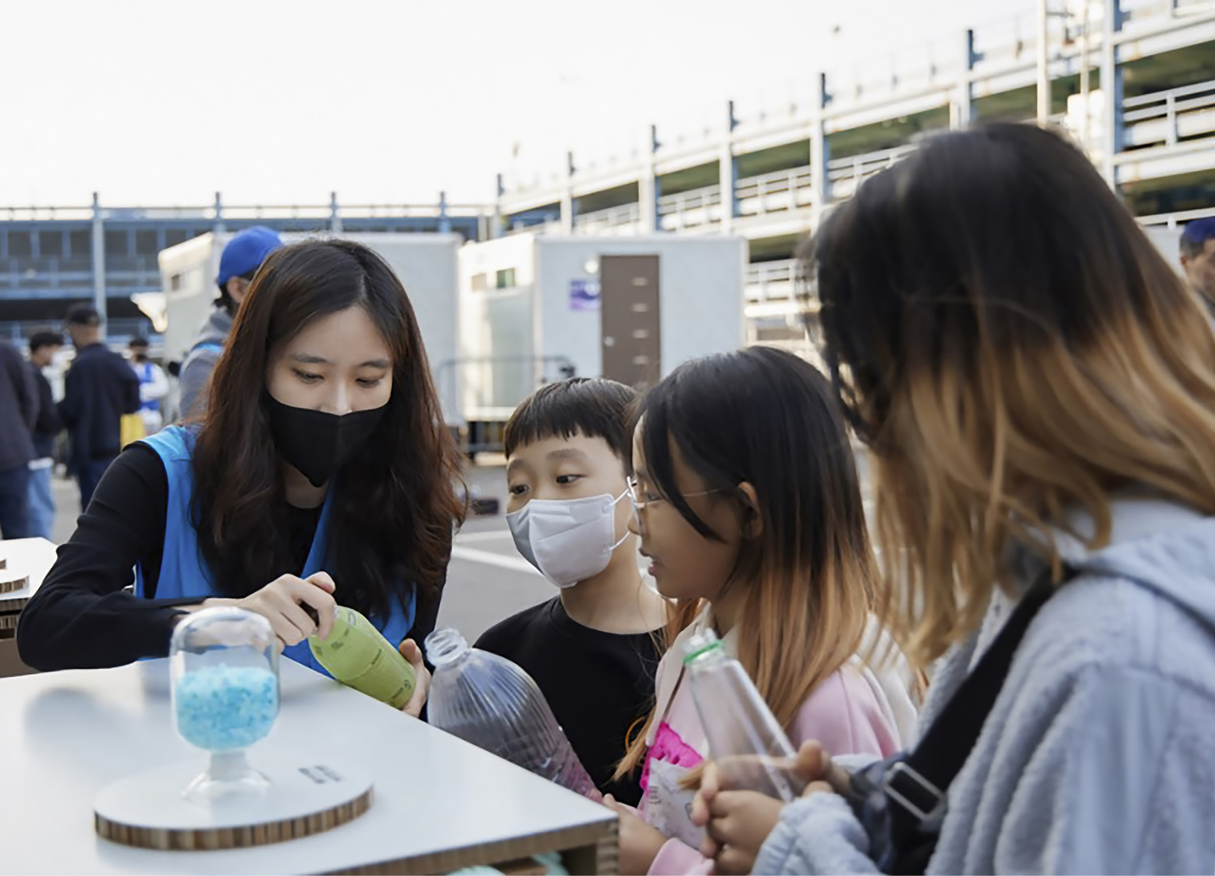 수퍼큐브 이벤트에 참가한 아이들의 모습 이미지