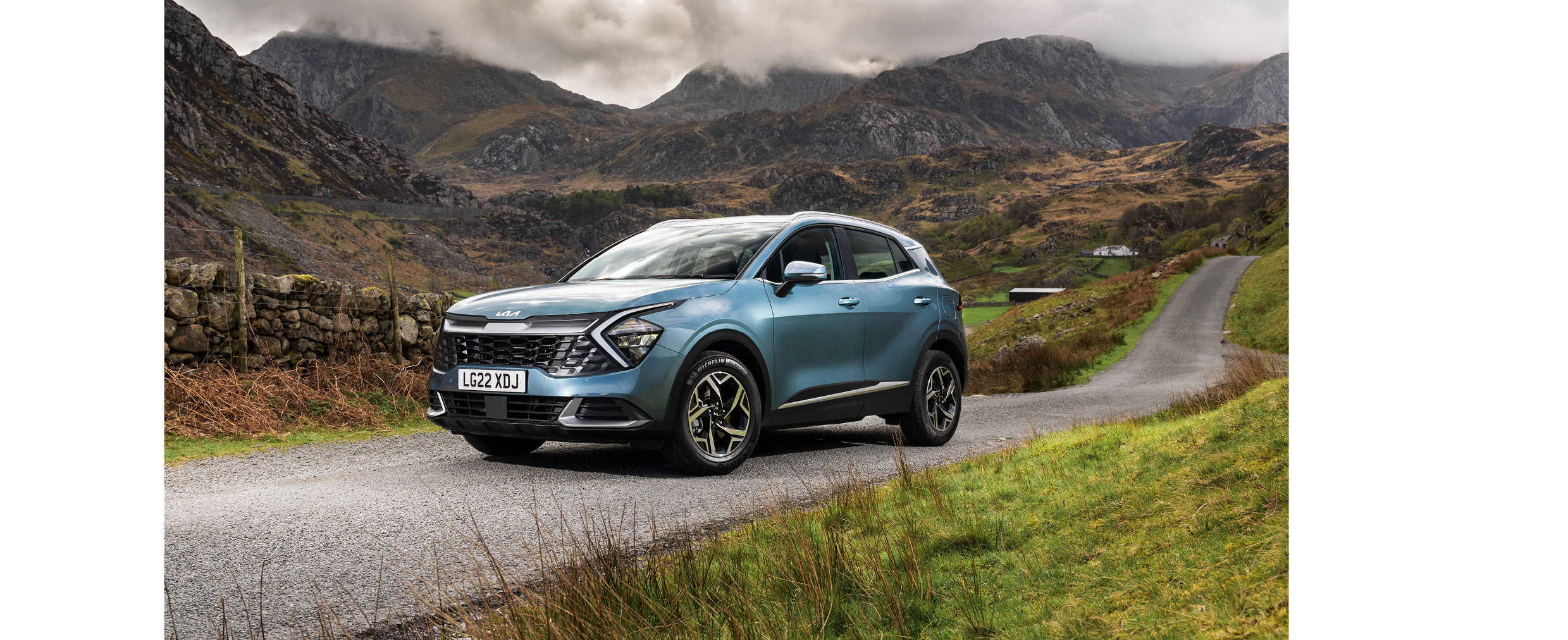 기아 스포티지가 서 있는 모습