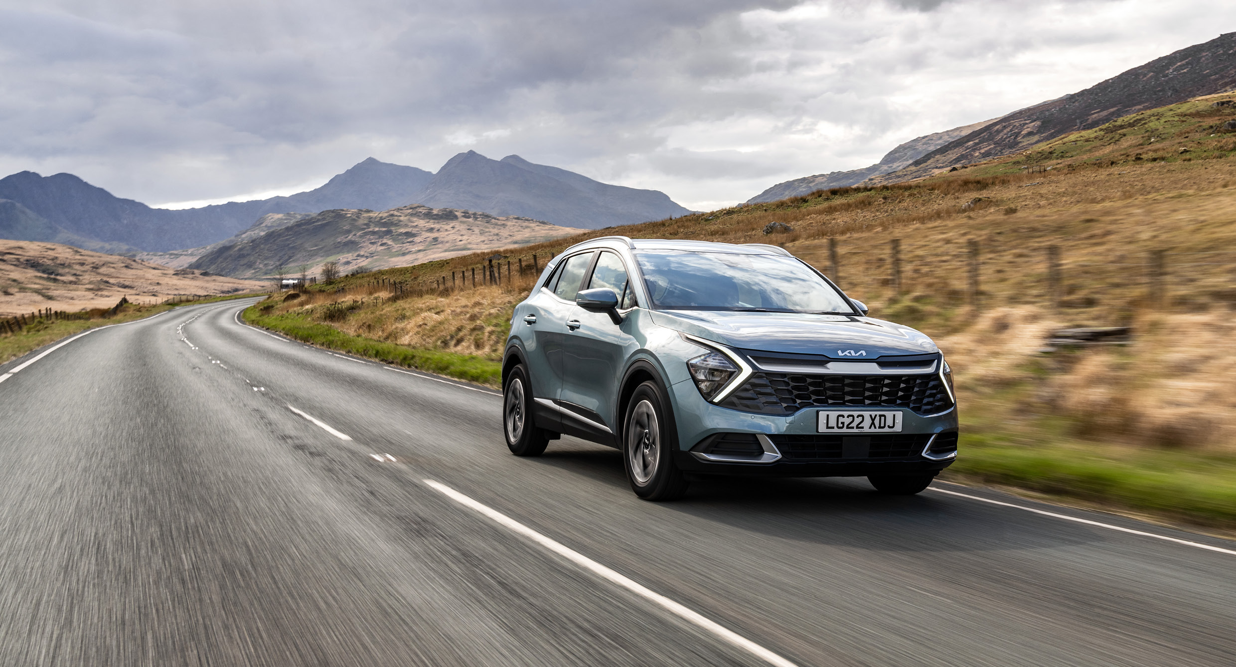 기아 스포티지의 주행 앞 모습