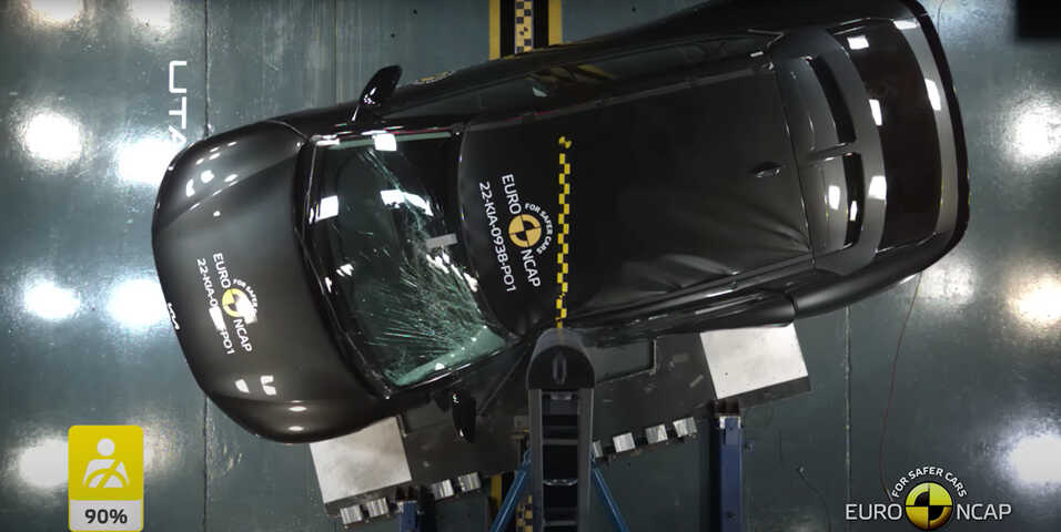 기아 EV6 측면 충돌 시험 모습