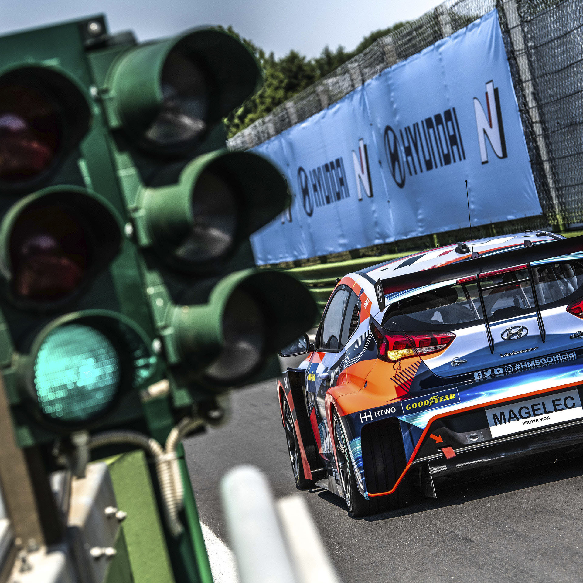 벨로스터 경주차가 그리드를 출발하는 모습