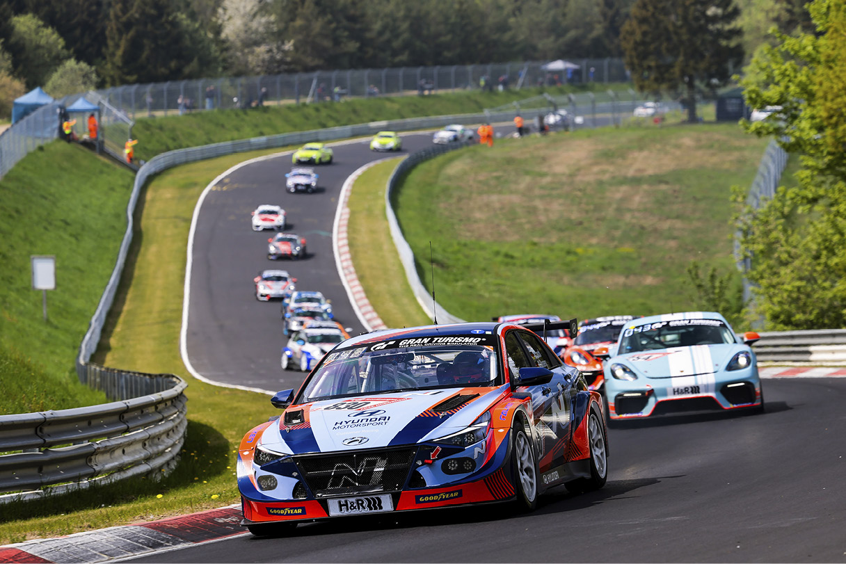 아반떼 경주차가 주행하는 모습