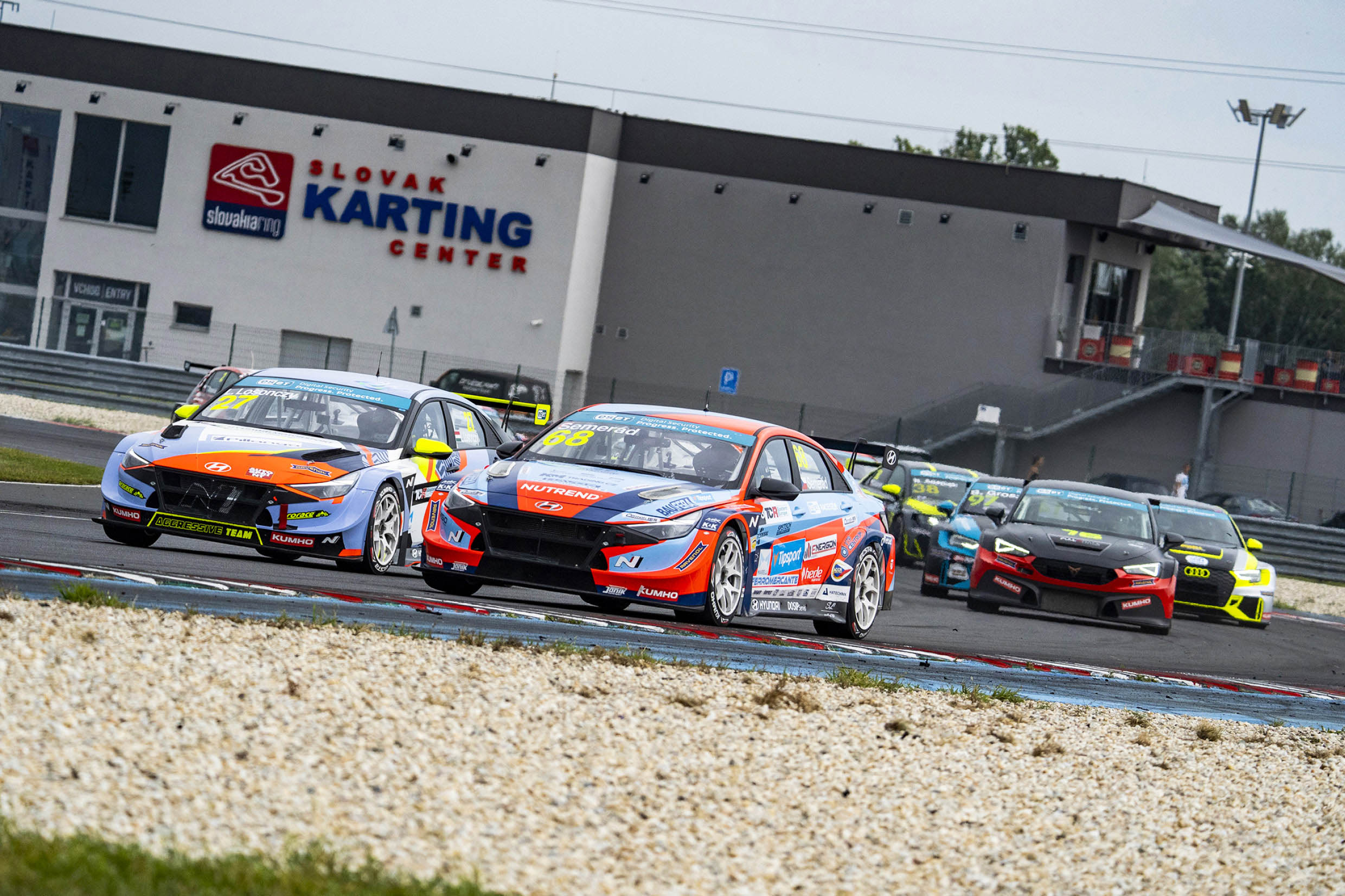 WTCR 경기를 치르는 모습