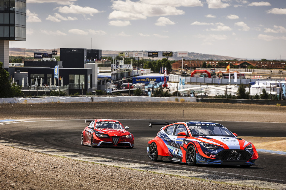 벨로스터 경주차가 주행하는 모습