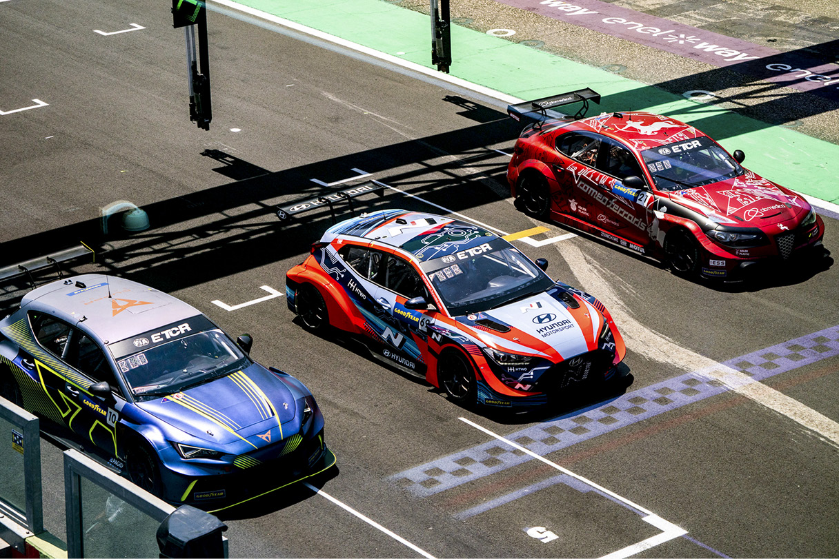 벨로스터 경주차가 그리드에서 출발하는 모습