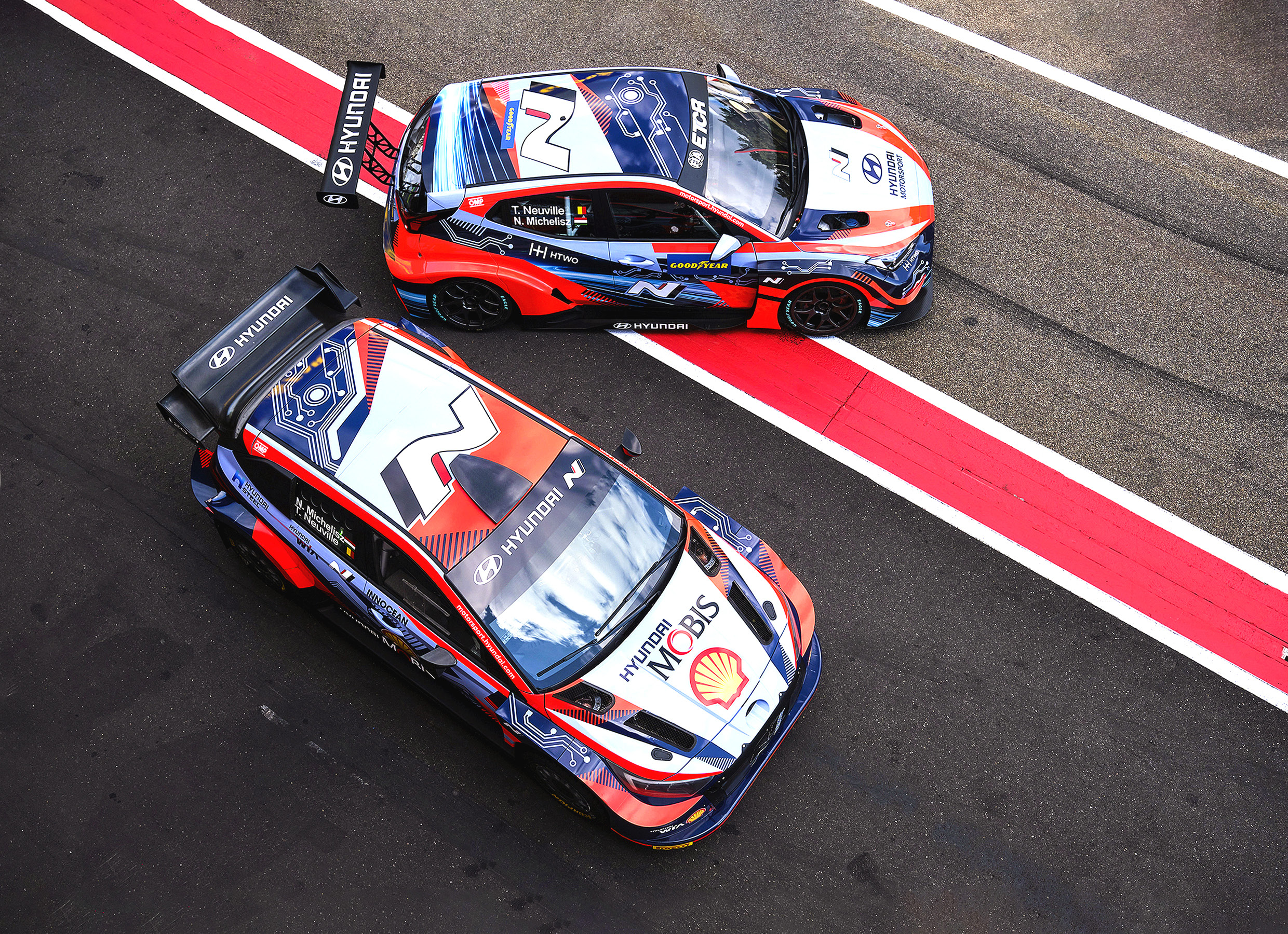 벨로스터 경주차가 패독에 정차한 모습