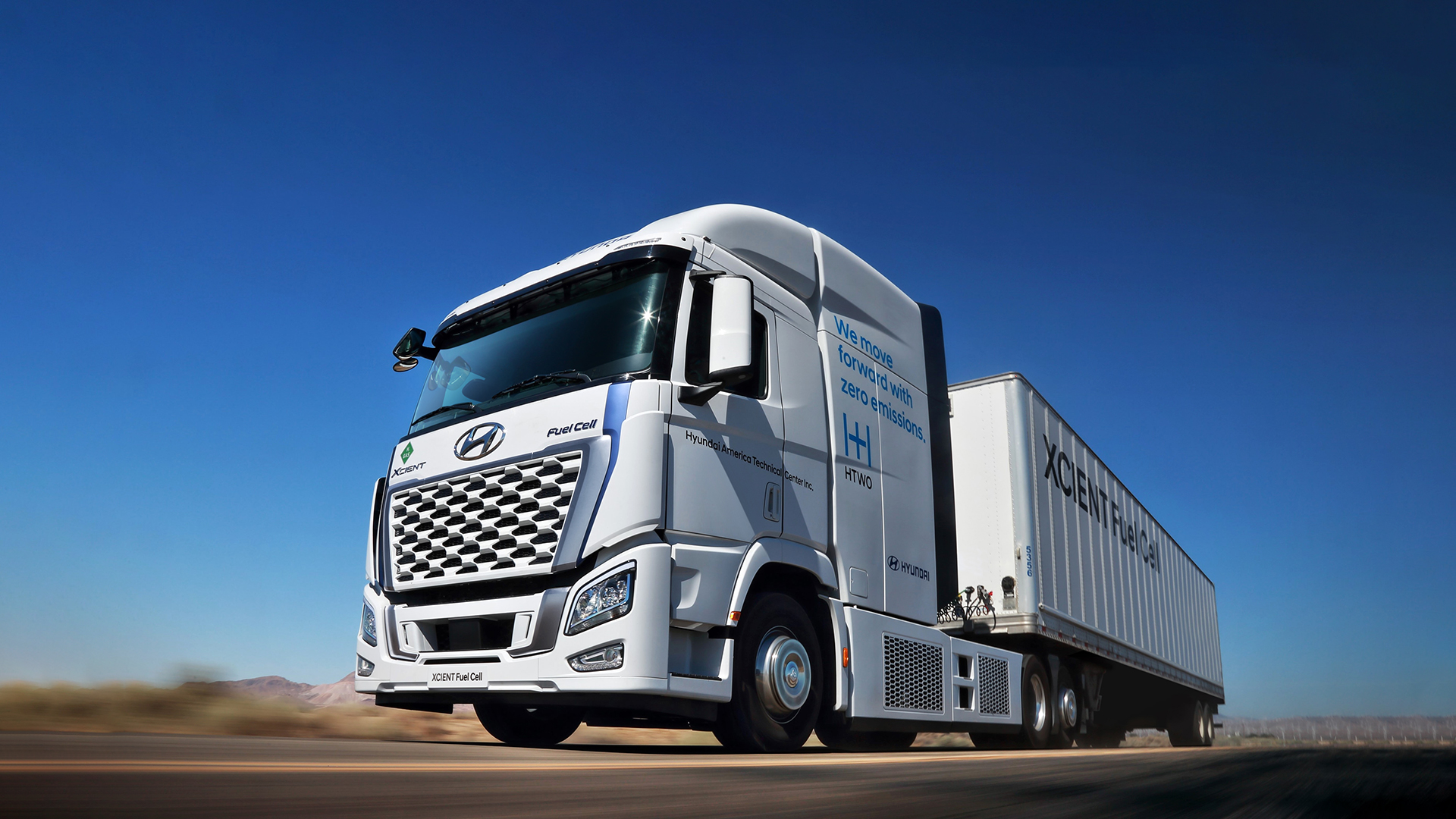 주행하는 수소전기트럭 전측면부