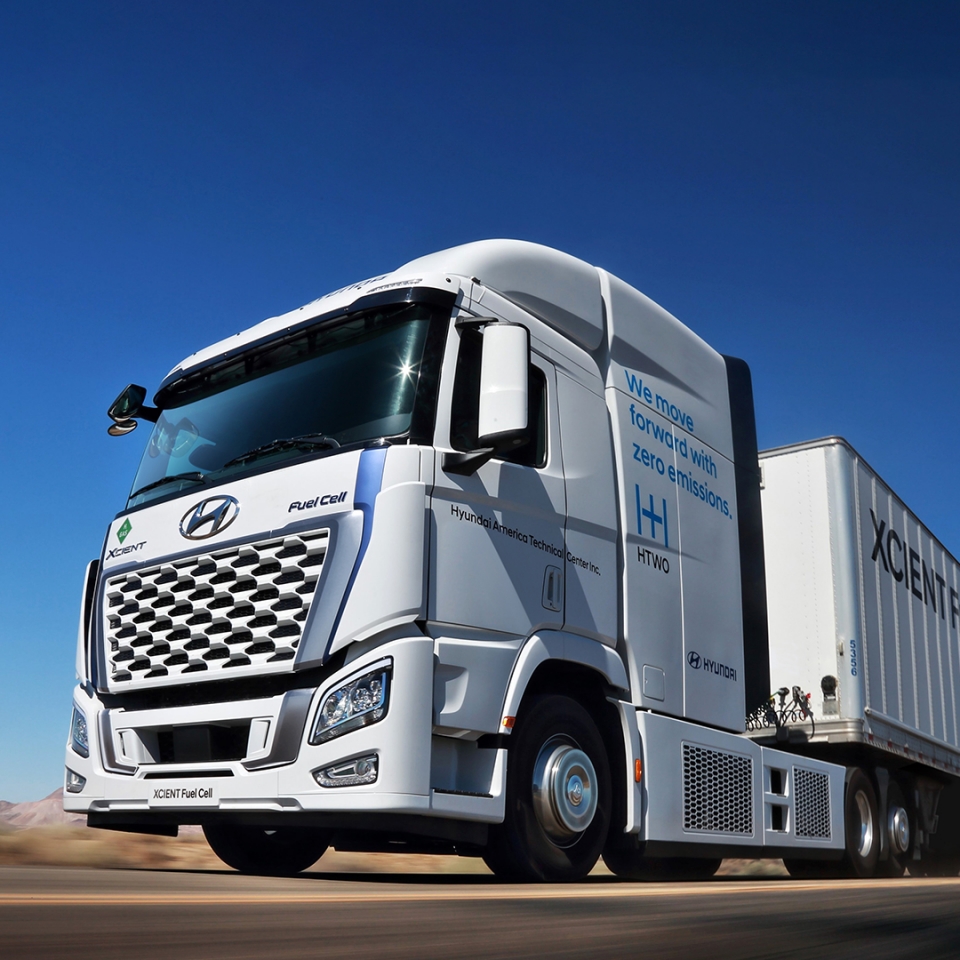 주행하는 수소전기트럭 전측면부