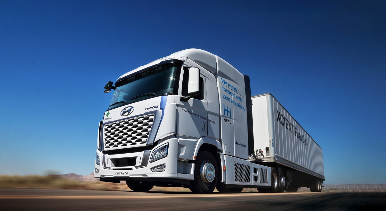 주행하는 수소전기트럭 전측면부